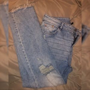 🌸 H&M Distressed Denim Stretch Frayed Hem Jeans